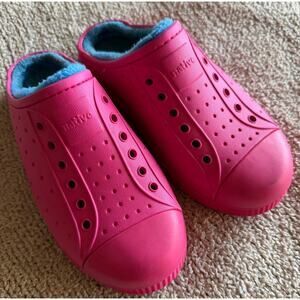 Native Shoes Kids Jefferson Cozy clogs in Radberry Pink with Sky Blue lining J2